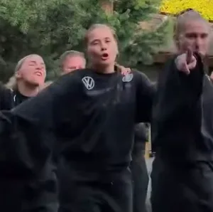 DFB-Frauen bilden eine Polonaise