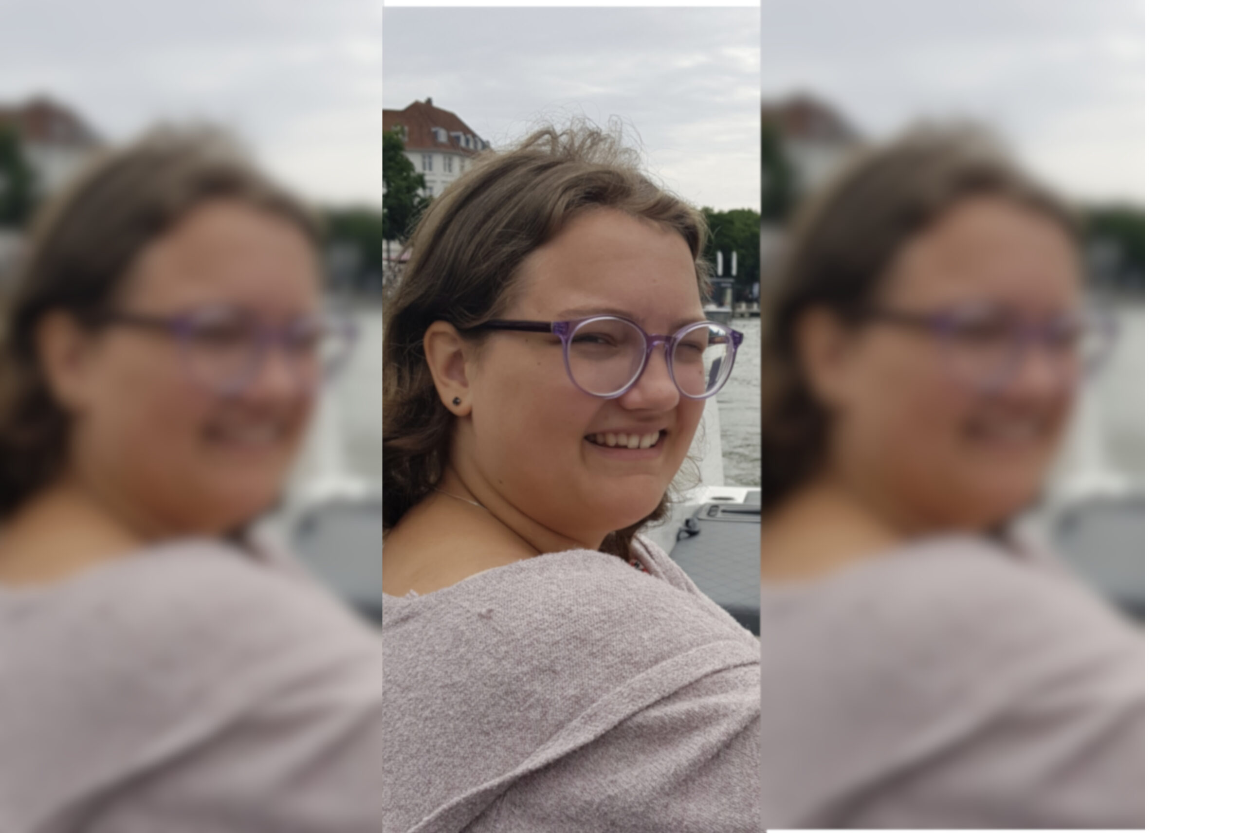 Eine junge Frau mit Brille