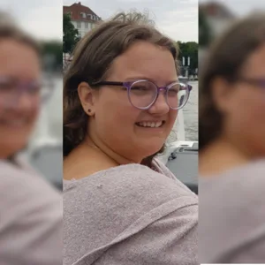 Eine junge Frau mit Brille