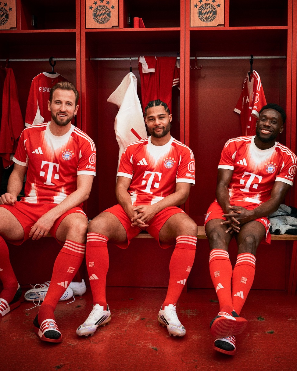 Harry Kane, Serge Gnabry und Alphonso Davies posieren im neuen Bayern-Trikot