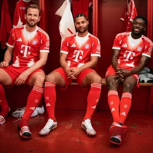 Harry Kane, Serge Gnabry und Alphonso Davies posieren im neuen Bayern-Trikot