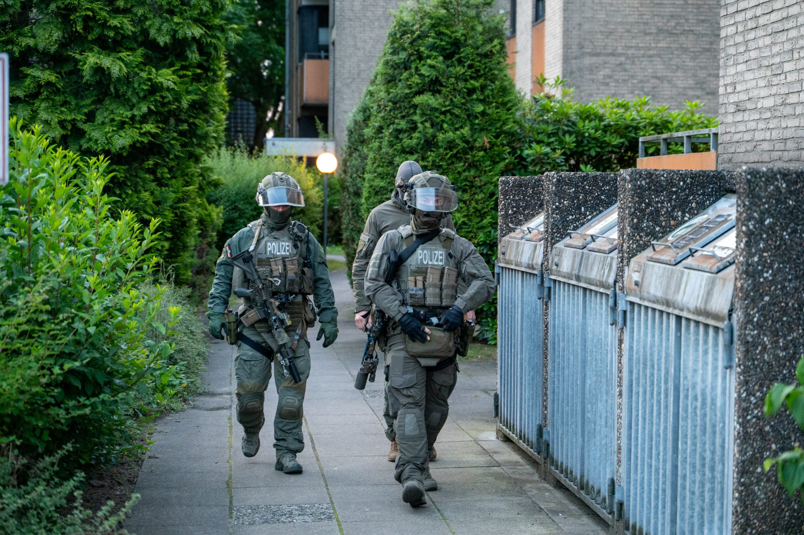 Beamte der Zoll-Spezialeinheit ZUZ beim Einsatz in Barsbüttel nahe Hamburg. Um für jedermann als Ordnungskräfte erkennbar zu sein, tragen sie Abzeichen mit der Aufschrift „Polizei“.