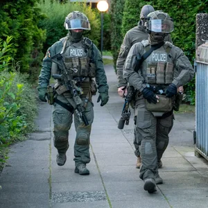 Beamte der Zoll-Spezialeinheit ZUZ beim Einsatz in Barsbüttel nahe Hamburg. Um für jedermann als Ordnungskräfte erkennbar zu sein, tragen sie Abzeichen mit der Aufschrift „Polizei“.
