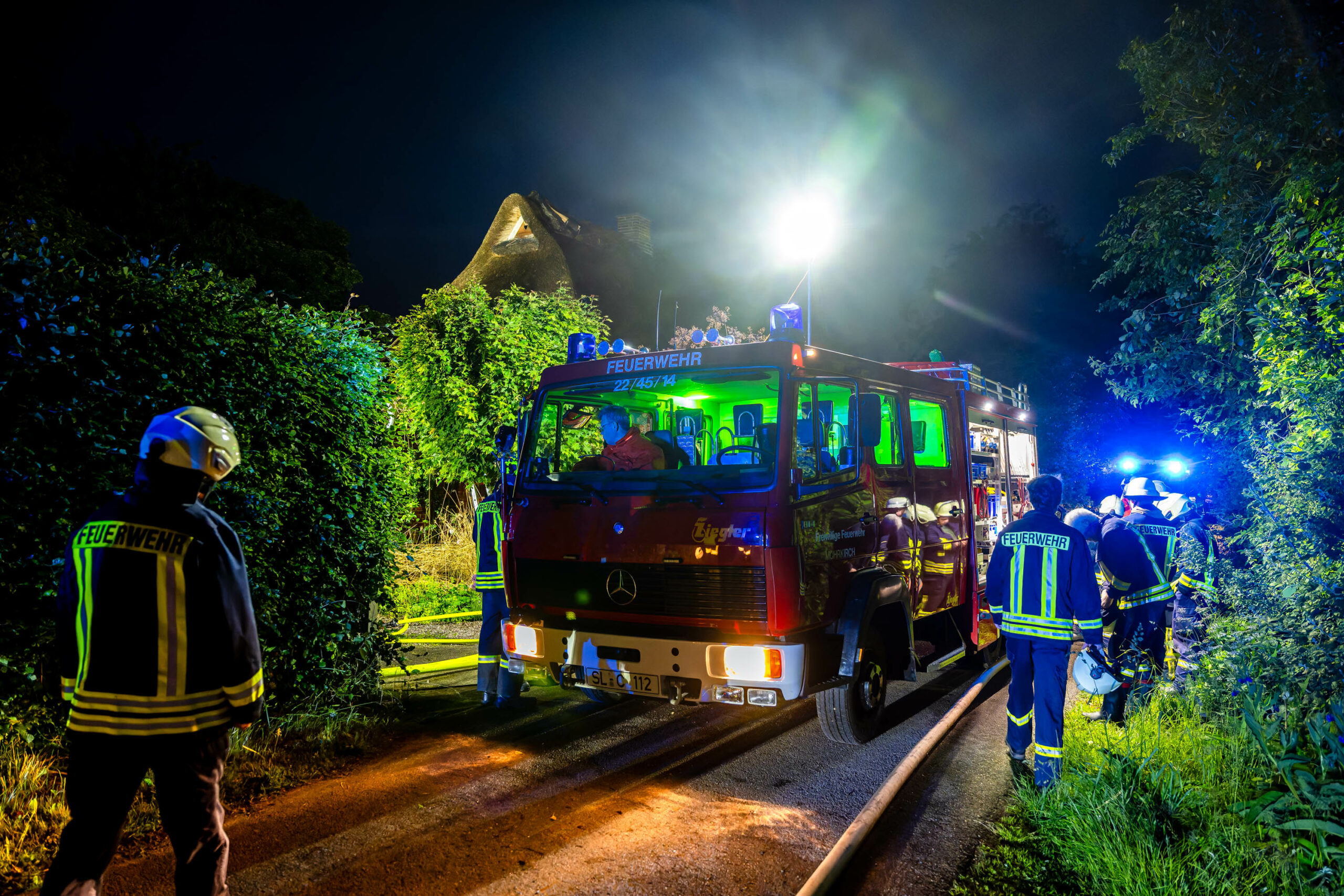 Übungsleuchtrakete der Bundeswehr setzt Reetdach in Brand – Groalarm der Feuerwehr
