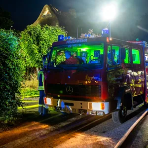 Übungsleuchtrakete der Bundeswehr setzt Reetdach in Brand – Groalarm der Feuerwehr