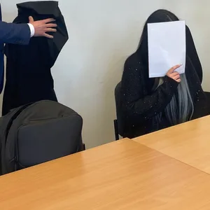 Die Angeklagte Sibel C. mit ihren Verteidigern im Sitzungssaal