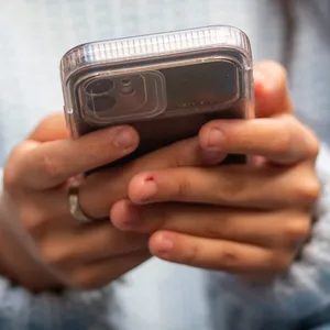 Fast die Hälfte der 18- bis 24-Jährigen sagt in einer Umfrage, dass sie von der Menge an Nachrichten erschöpft ist.