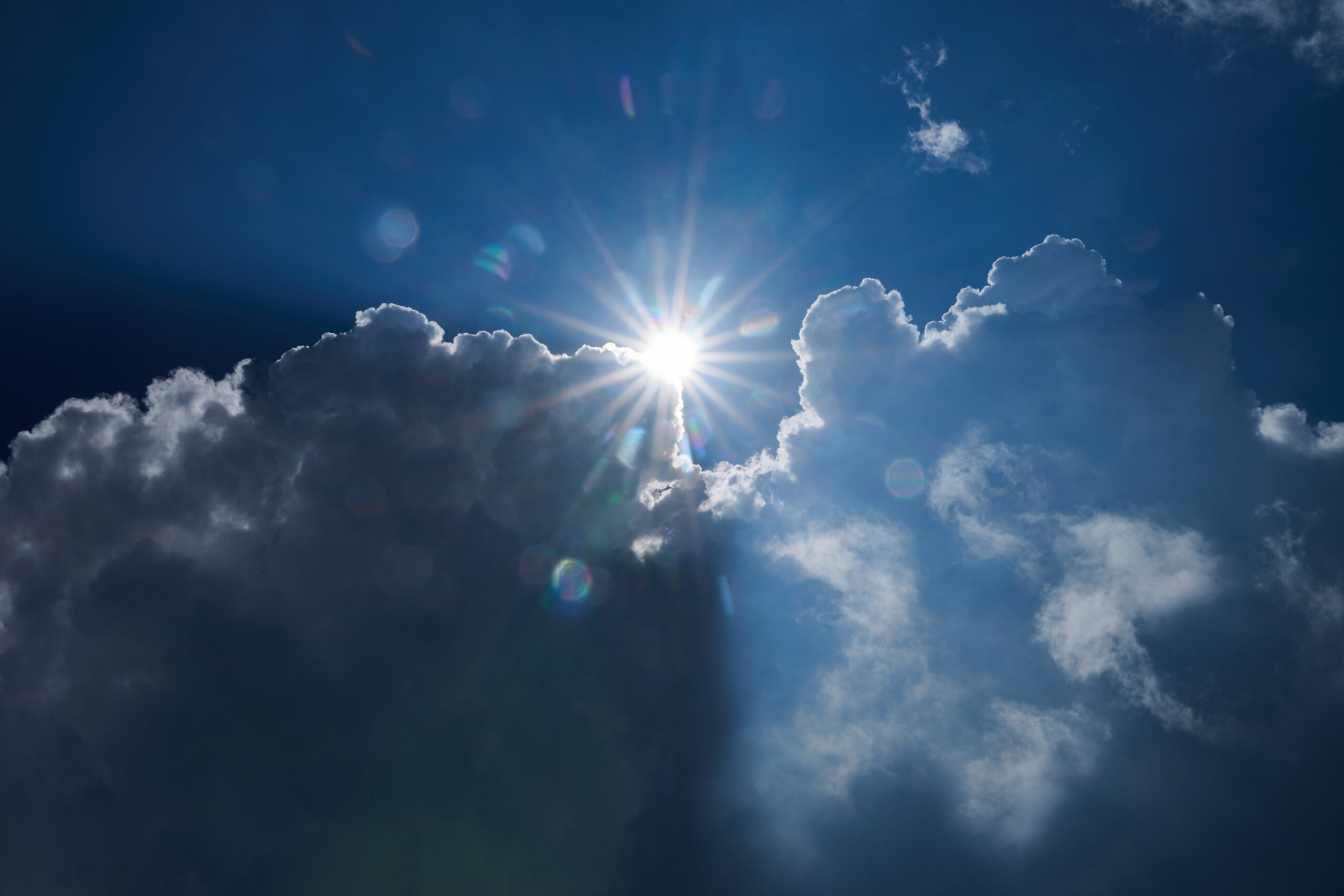 Blauer Himmel mit Sonne und Wolken