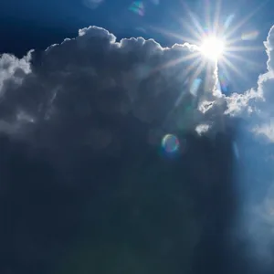 Blauer Himmel mit Sonne und Wolken