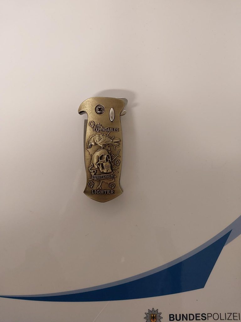 Frau wird nervös als sie am Bahnhof Berliner Tor Bundespolizisten entdeckt – sie wurde per haftbefehl gesucht und hatte ein Messer dabei