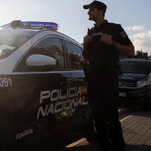 Ein spanischer Polizist patrouilliert am Strand von El Arenal auf Mallorca (Symbolbild).