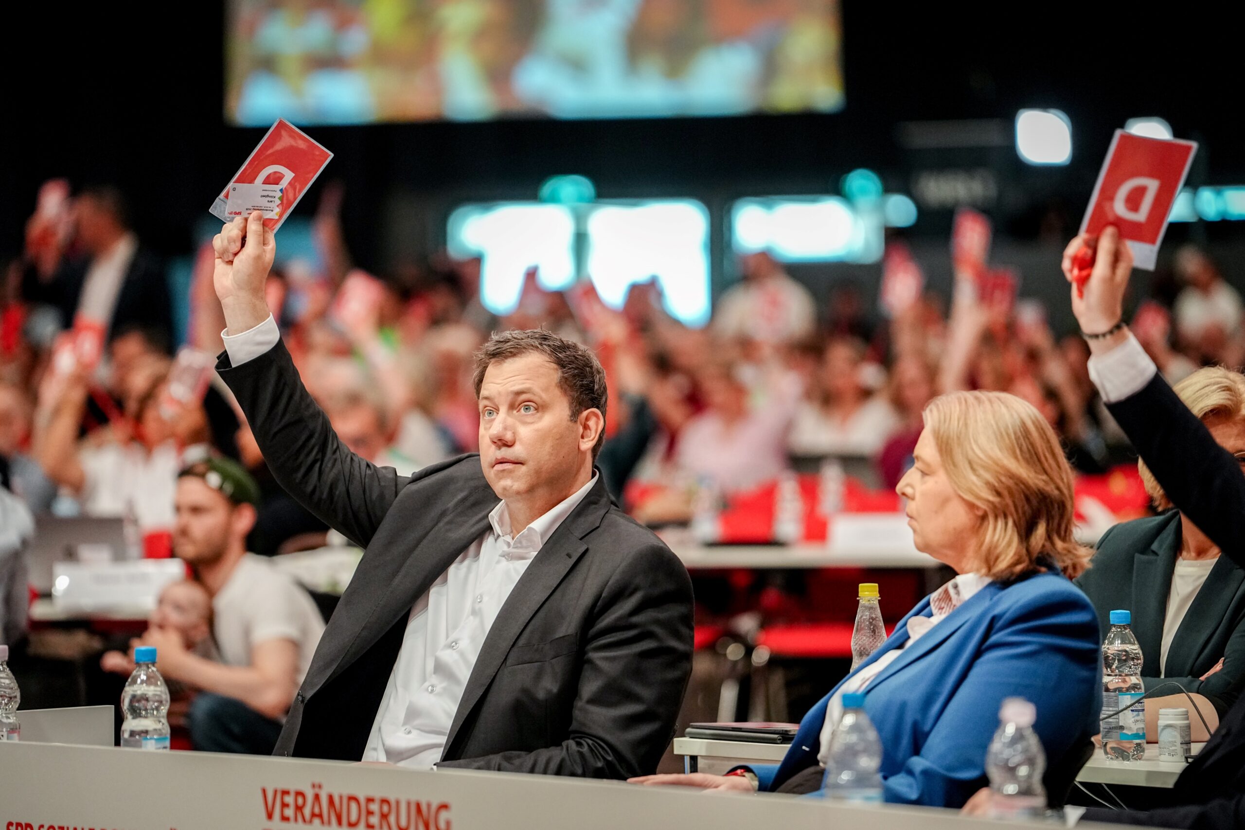 Bärbel Bas (SPD), Bundesministerin für Arbeit und SPD-Parteivorsitzende, und Lars Klingbeil (SPD), Bundesminister der Finanzen, Vizekanzler und SPD-Bundesvorsitzender, stimmen auf dem SPD-Bundesparteitag über den Antrag für ein AfD-Verbotsverfahren ab.