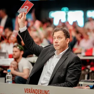Bärbel Bas (SPD), Bundesministerin für Arbeit und SPD-Parteivorsitzende, und Lars Klingbeil (SPD), Bundesminister der Finanzen, Vizekanzler und SPD-Bundesvorsitzender, stimmen auf dem SPD-Bundesparteitag über den Antrag für ein AfD-Verbotsverfahren ab.