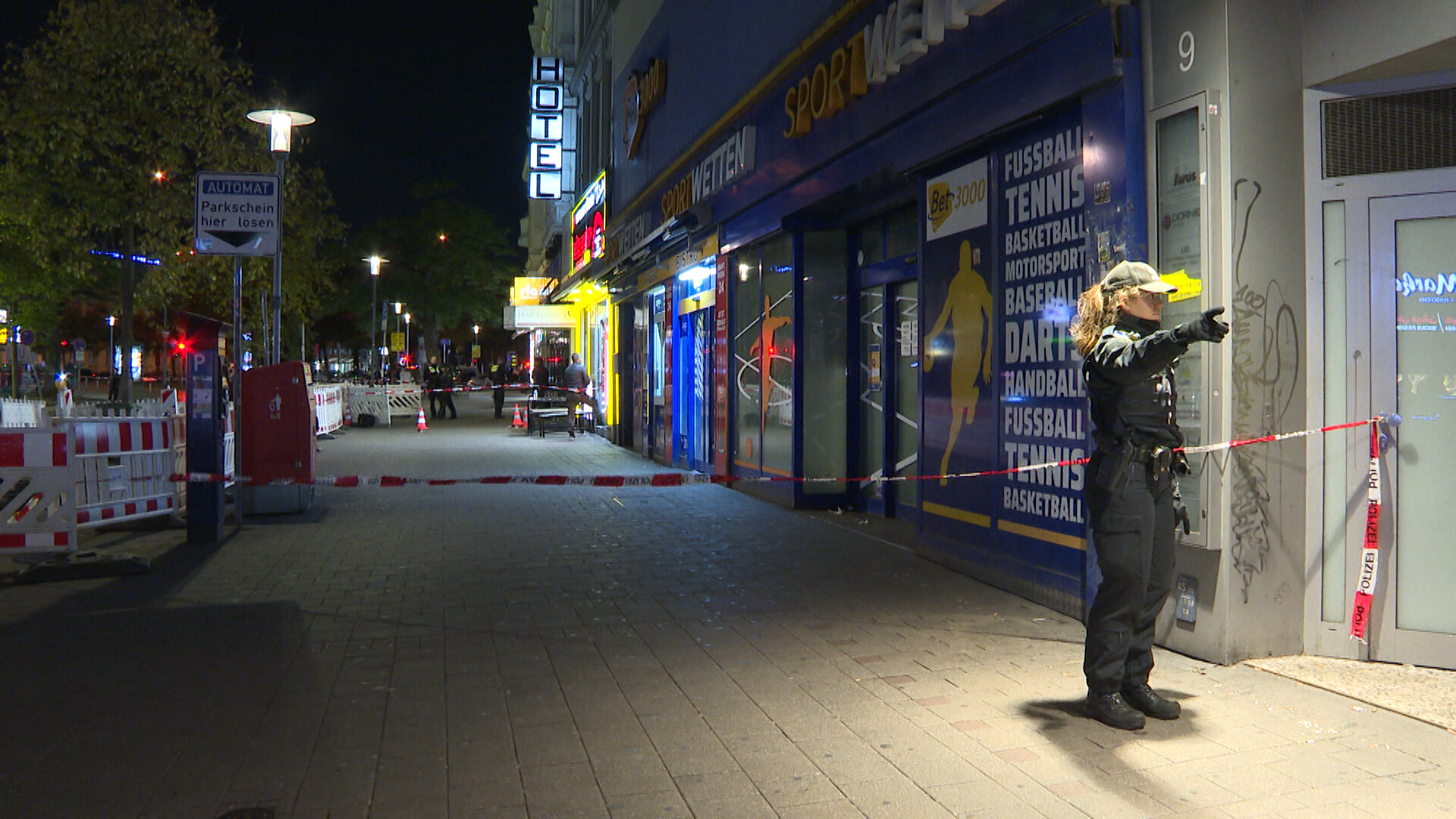 Nach einem Streit auf einer Straße im Hamburger Stadtteil St. Georg hat ein bislang unbekannter Täter einen Mann angeschossen und an der Hand verletzt.