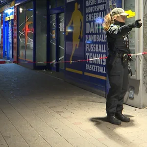 Nach einem Streit auf einer Straße im Hamburger Stadtteil St. Georg hat ein bislang unbekannter Täter einen Mann angeschossen und an der Hand verletzt.