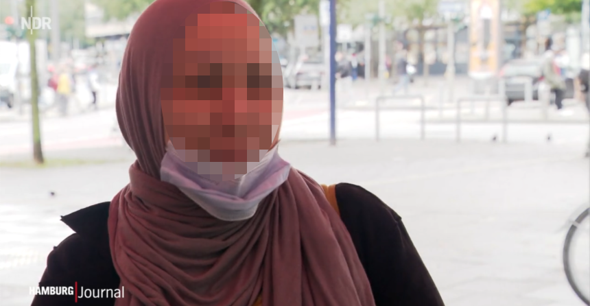 Eine Frau mit Kopftuch: Die 57-Jährige jubelte über den Überfall vom 7. Oktober 2023