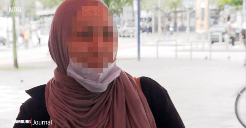 Eine Frau mit Kopftuch: Die 57-Jährige jubelte über den Überfall vom 7. Oktober 2023