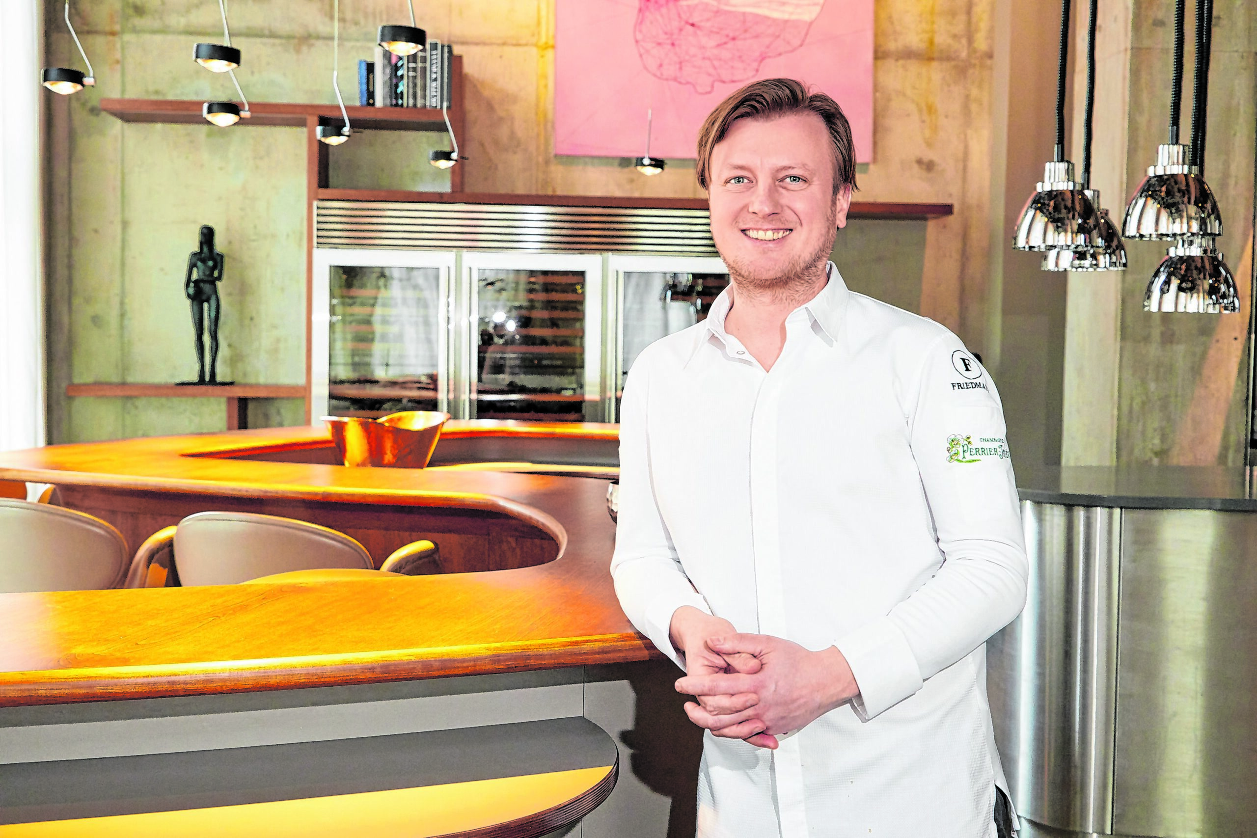 Kevin Fehling lehnt an einer Holzbar.