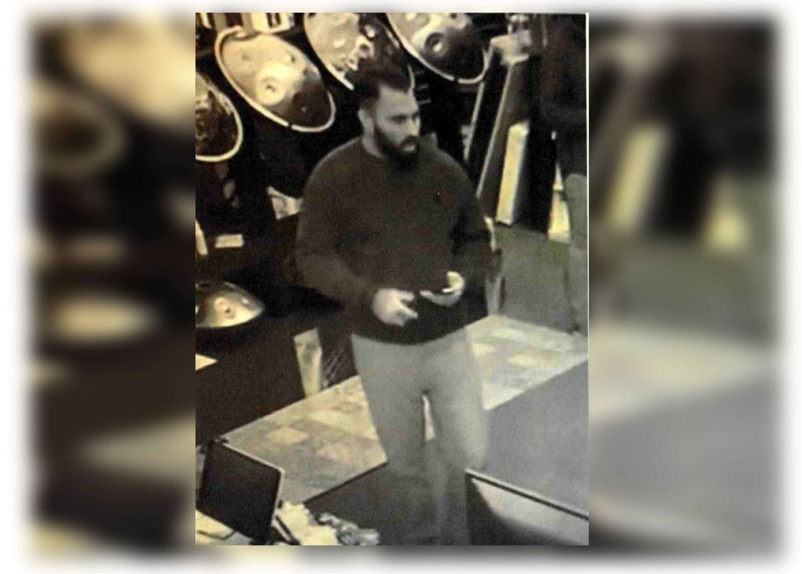 Mann nötigt Angestellten eines Musikgeschäft in Barmbek-Nord aus politischen Motven. Polizei fahndet mit Foto nach ihm