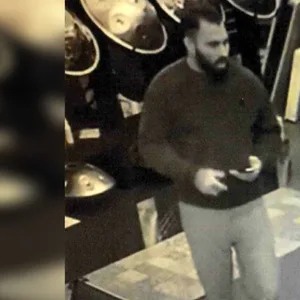 Mann nötigt Angestellten eines Musikgeschäft in Barmbek-Nord aus politischen Motven. Polizei fahndet mit Foto nach ihm