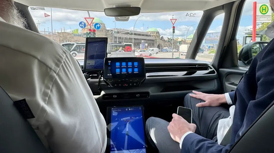 Auf den ersten Blick fast wie ein normales Fahrzeug: Der autonome Moia-Shuttle von VW hält an den Landungsbrücken vor der roten Ampel. Noch sitzt ein Fahrer hinter dem Steuer – aber nur, um im Notfall eingreifen zu können.