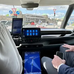 Auf den ersten Blick fast wie ein normales Fahrzeug: Der autonome Moia-Shuttle von VW hält an den Landungsbrücken vor der roten Ampel. Noch sitzt ein Fahrer hinter dem Steuer – aber nur, um im Notfall eingreifen zu können.