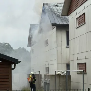 Die Feuerwehr ist immer noch in der Eulenkrugstraße im Einsatz.