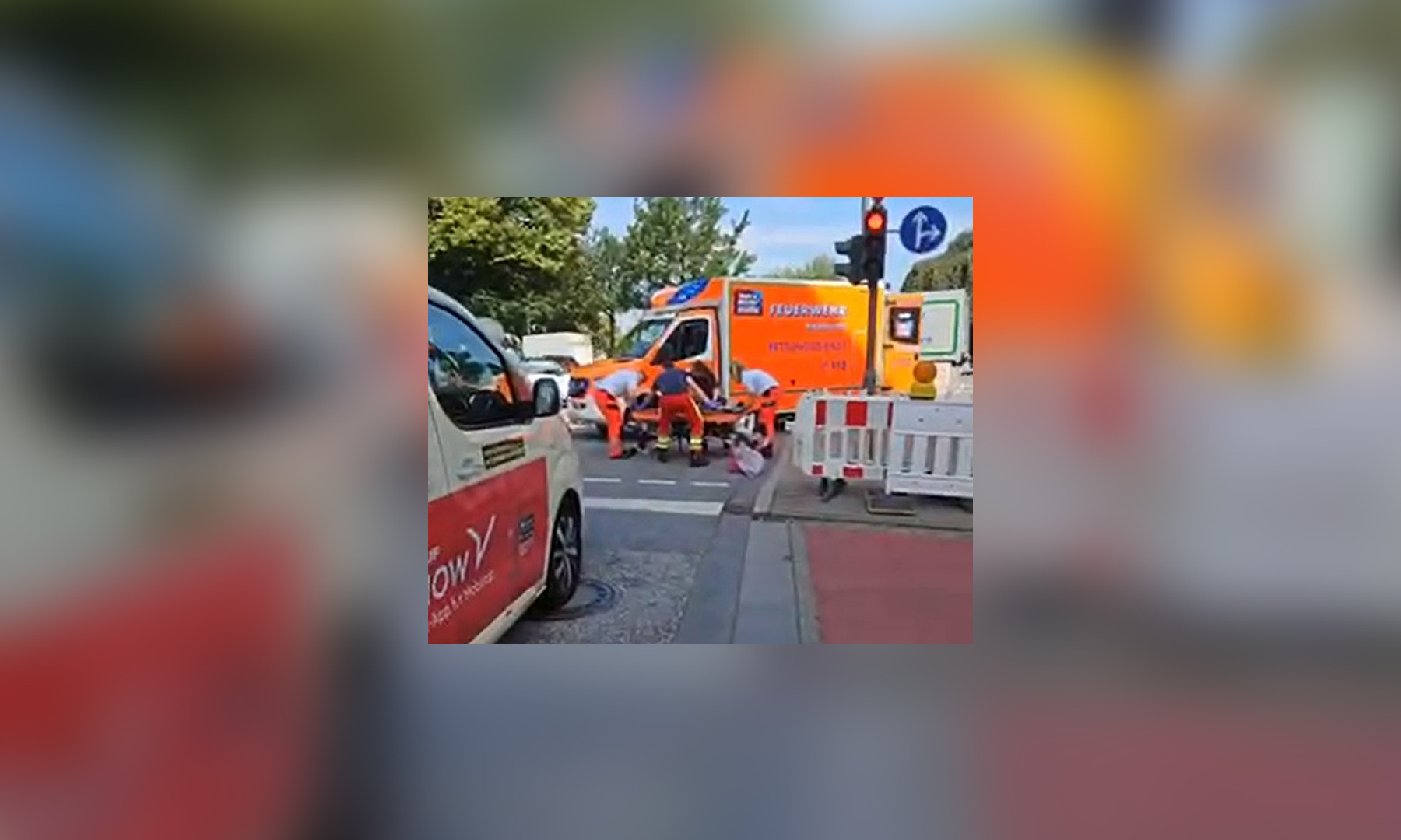 Sanitäter versorgen den verletzten Radfahrer.