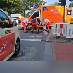 Sanitäter versorgen den verletzten Radfahrer.
