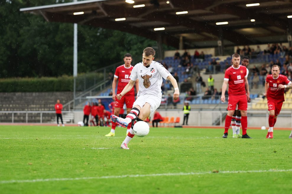 Das Tor zum Aufstieg: Gianluca Przondziono verwandelt einen Handelfmeter zum 1:0.