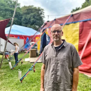 Arne Köhler vor dem Schanzenzelt