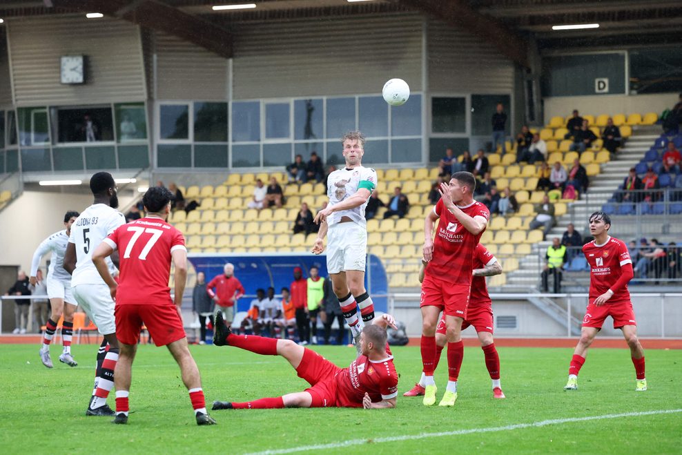 Rasmus Tobinski köpft das 2:0.