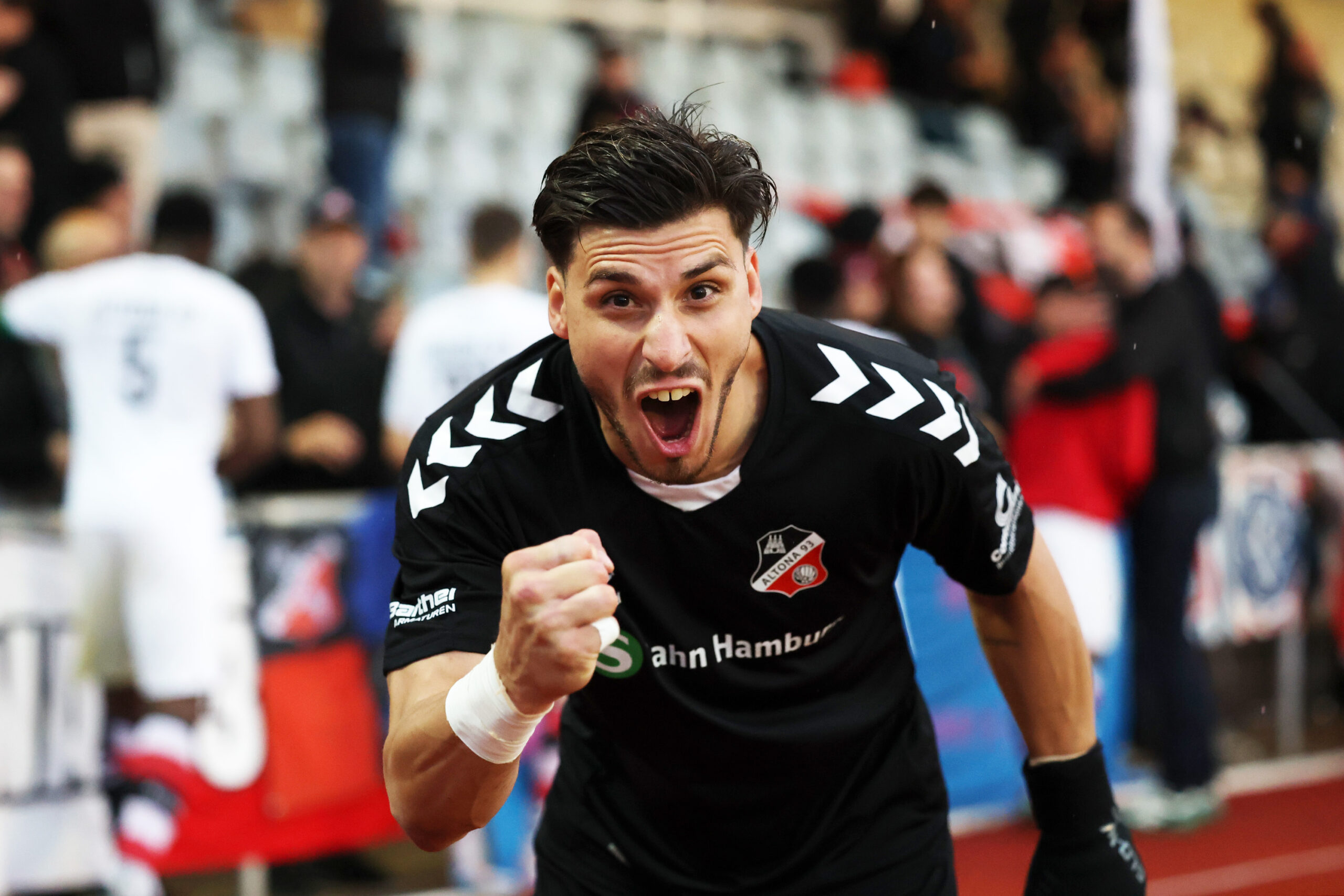 Ersatztorwart Mauro Alcaraz feiert den Aufstieg von Altona 93.