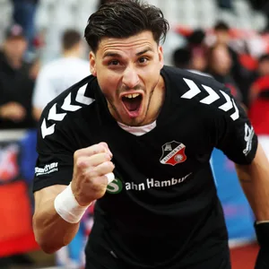 Ersatztorwart Mauro Alcaraz feiert den Aufstieg von Altona 93.