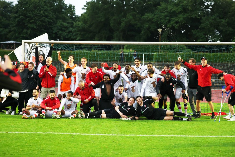 Gruppenbild eines Aufsteigers: Altona 93 spielt künftig in der Regionalliga.