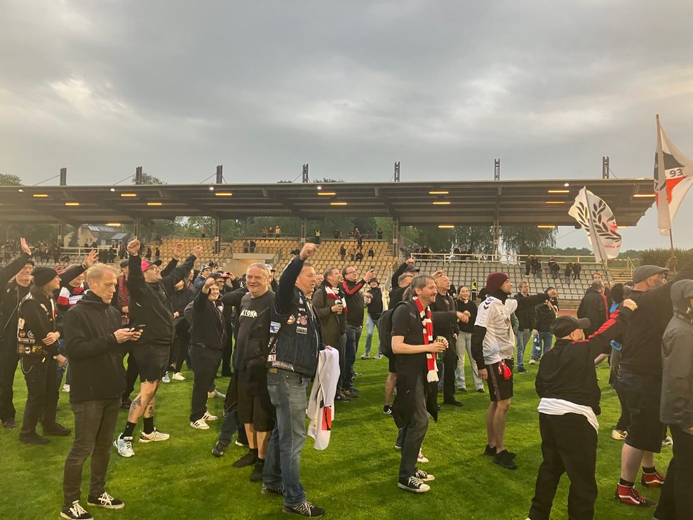 Altonas Fans feiern auf dem Verdener Rasen.