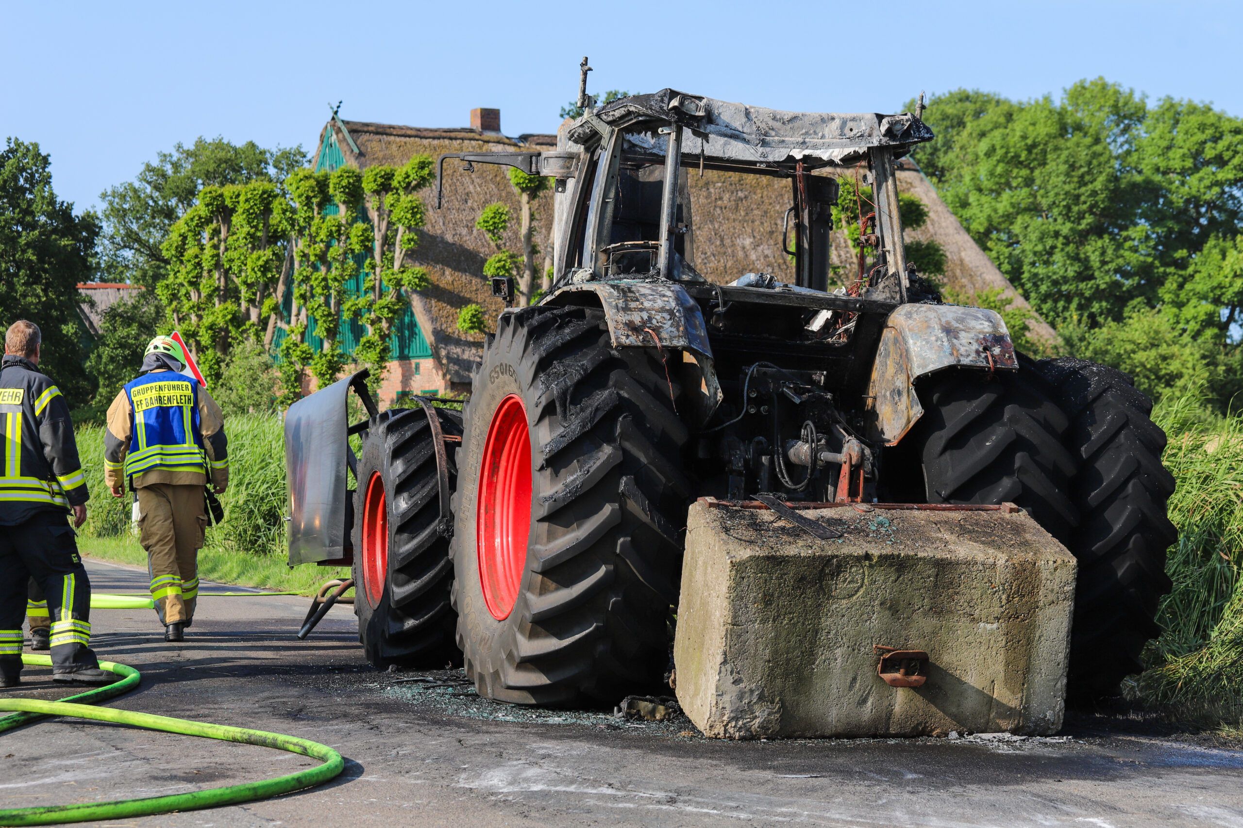 Ausgebrannter Traktor Bahrenfleth