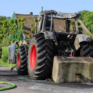 Ausgebrannter Traktor Bahrenfleth