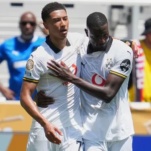 Serhou Guirassy beglückwünscht Jobe Bellingham zu dessen erstem Tor für den BVB