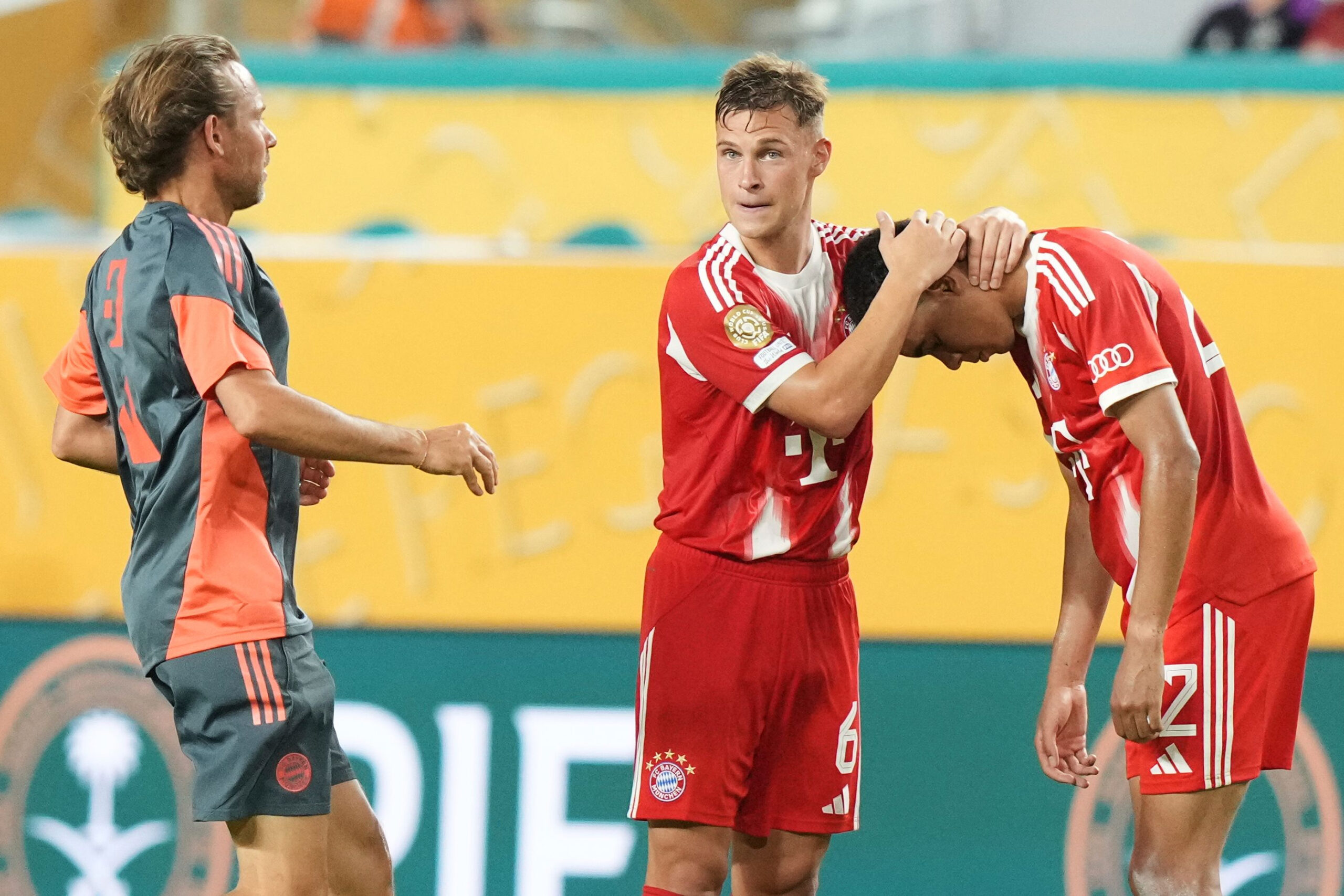Joshua Kimmich streichelt den verletzten Jamal Musiala über den Kopf