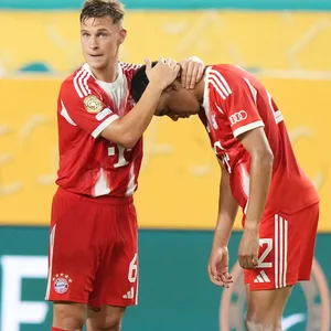Joshua Kimmich streichelt den verletzten Jamal Musiala über den Kopf