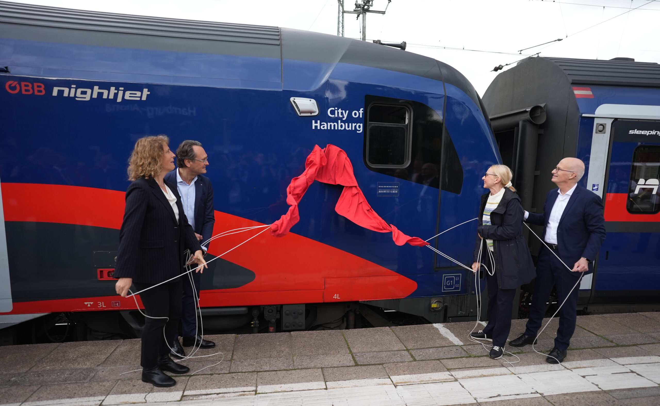 Bürgermeister Peter Tschentscher und seine Ehefrau Eva-Maria Tschentscher bei der Taufe des neuen Nachtzugs „City of Hamburg“