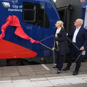 Bürgermeister Peter Tschentscher und seine Ehefrau Eva-Maria Tschentscher bei der Taufe des neuen Nachtzugs „City of Hamburg“