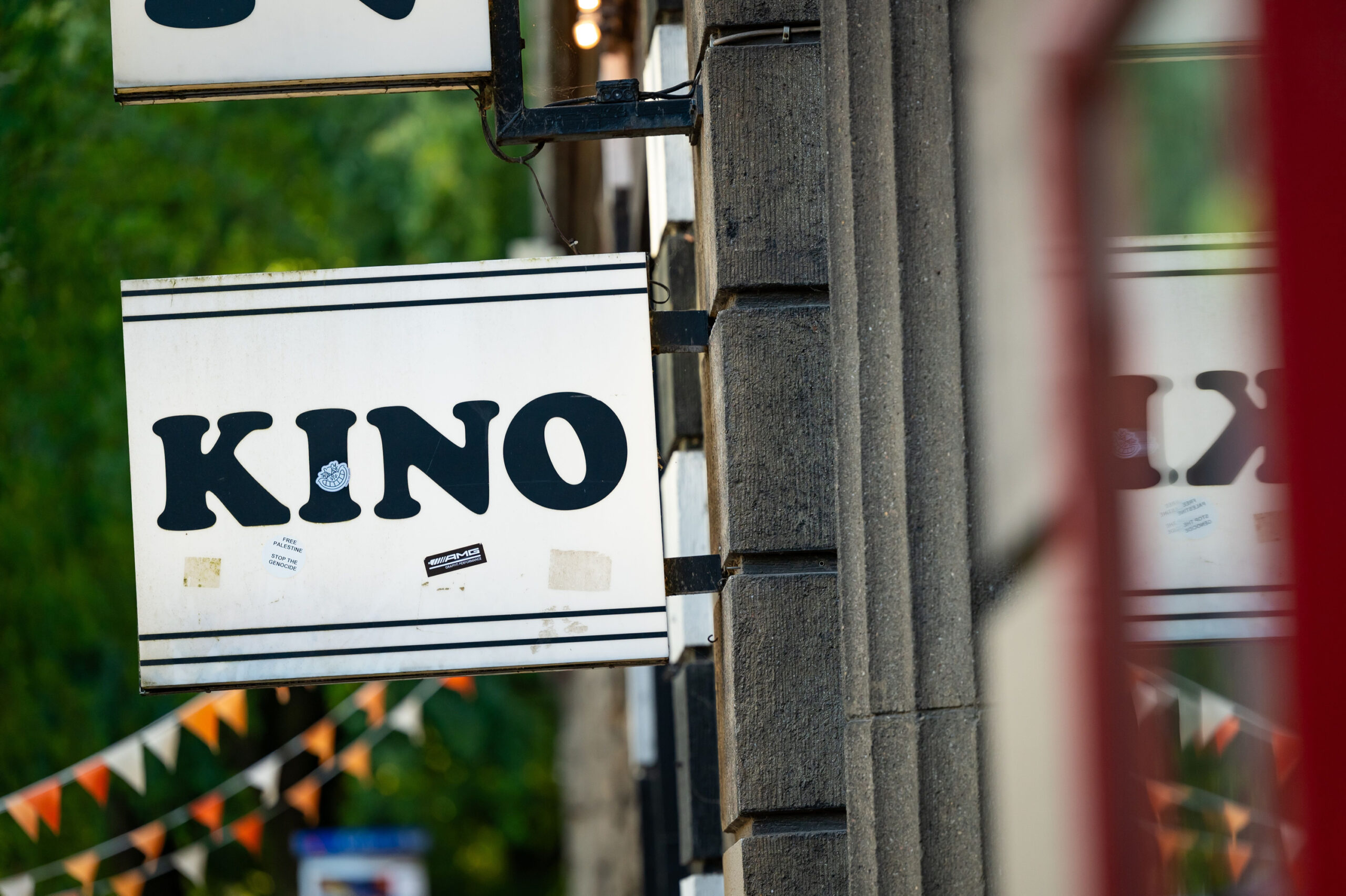 Schild mit der Aufschrift „Kino”