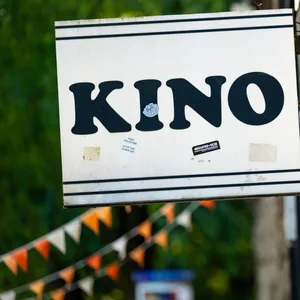 Schild mit der Aufschrift „Kino”