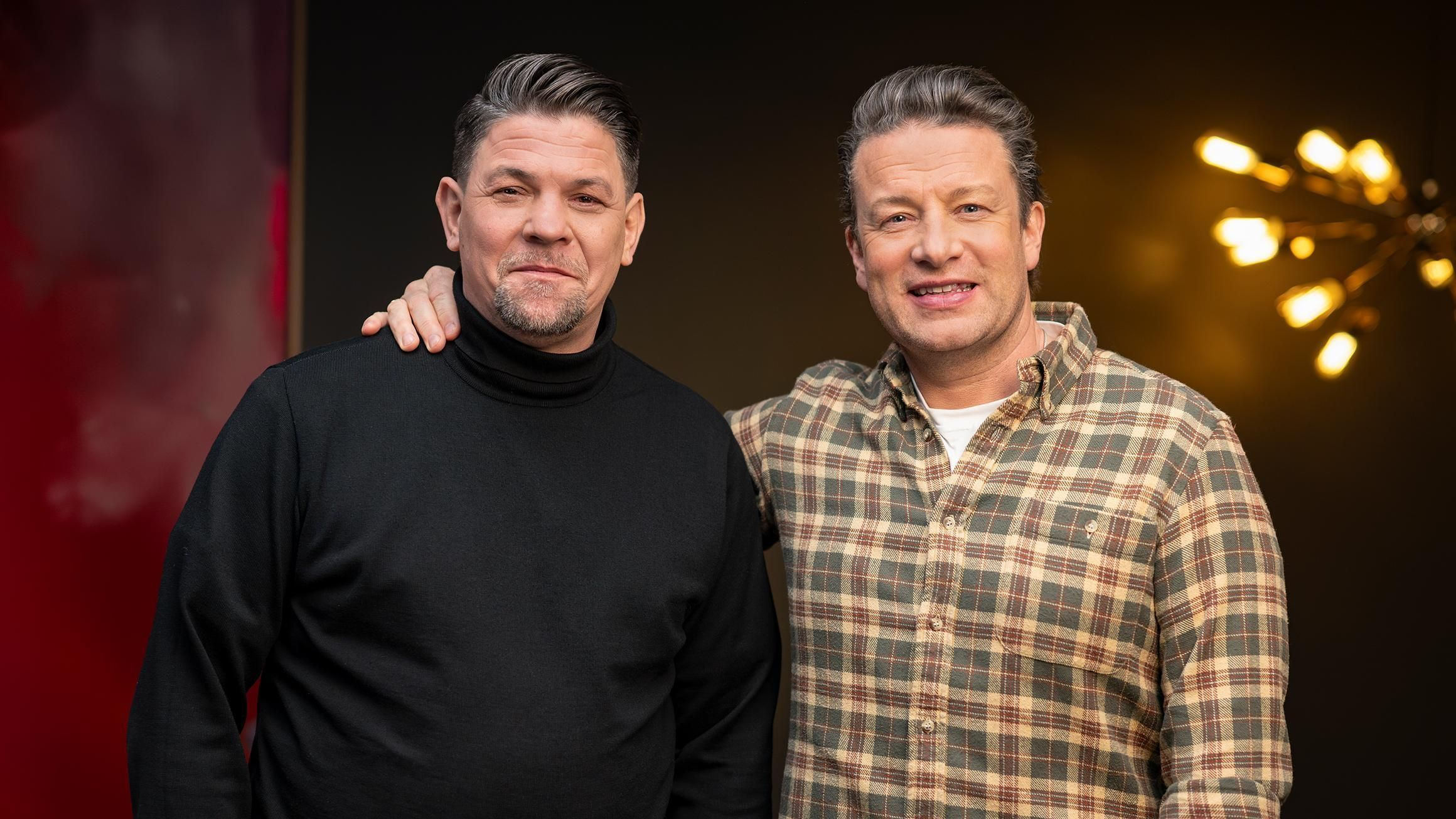 Jamie Oliver legt seinen Arm um Tim Mälzer