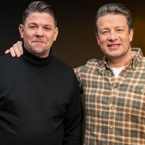 Jamie Oliver legt seinen Arm um Tim Mälzer