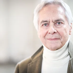 Gesicht von John Neumeier, ehemaliger Ballettdirektor und Chefchoreograf der Compagnie beim Hamburg Ballett