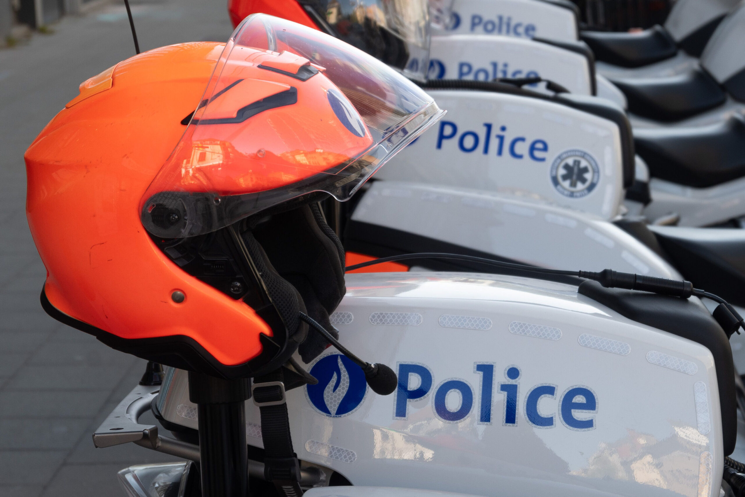 Mehrere belgische Polizeimotorräder stehen nebeneinander in der Innenstadt von Brüssel.