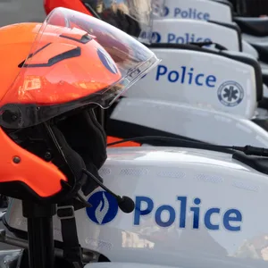 Mehrere belgische Polizeimotorräder stehen nebeneinander in der Innenstadt von Brüssel.
